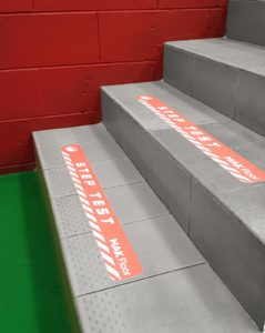 Pellicola autoadesiva antiscivolo calpestabile stampata posizionata sui gradini delle scale per dare sicurezza